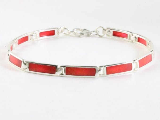 Hoogglans zilveren armband met rode koraal steen
