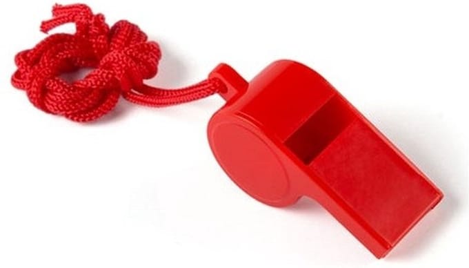 New Age Devi - Speelgoed fluitje voor de kleine scheidsrechter - rood en gemaakt van duurzaam plastic