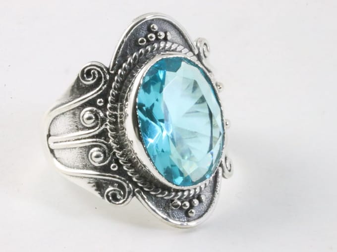 Bewerkte zilveren ring met blauwe topaas - maat 18