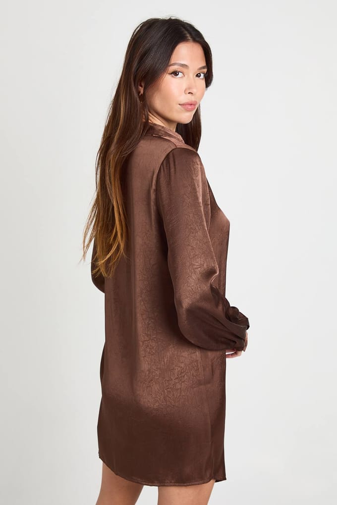 boohoo Dames Getextureerde satijn wrap-shirtjurk | Chocolate | Maat: 8