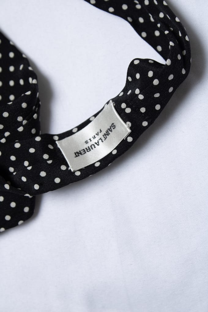Saint Laurent, smalle zwarte zijden sjaal met stippen