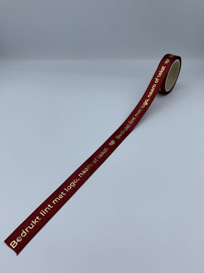 Bedrukt Rood Satijnen Lint - Gouden Tekst - 400 meter - 15mm - eigen tekst - eigen logo - chique inpakken