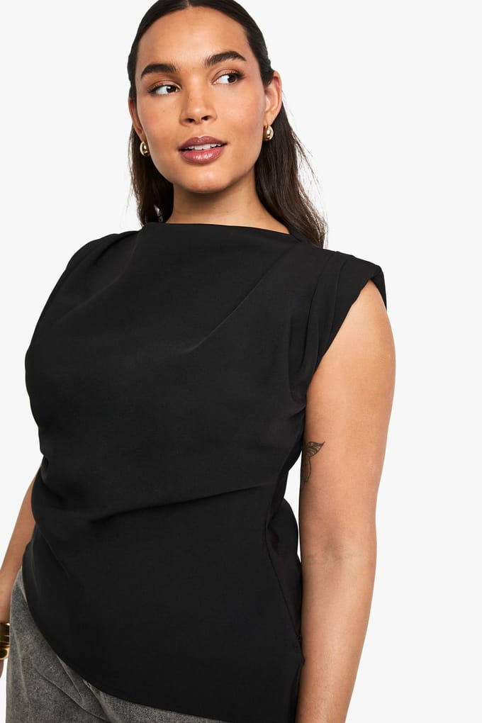 boohoo Dames Plus Blouse met Gegrompelde Schoudervulling en Asymmetrisch Ontwerp | Zwart | Maat: 48