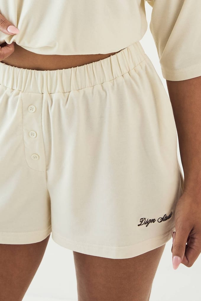Dames Dsgn Studio Lounge Henley Knoop Superzachte Short | Creme | Maat: Medium