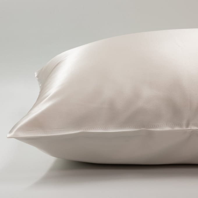Perfect Sleep Set Soft Ivory - Kussensloop & Slaapmasker - Silk Heaven - 80x80cm