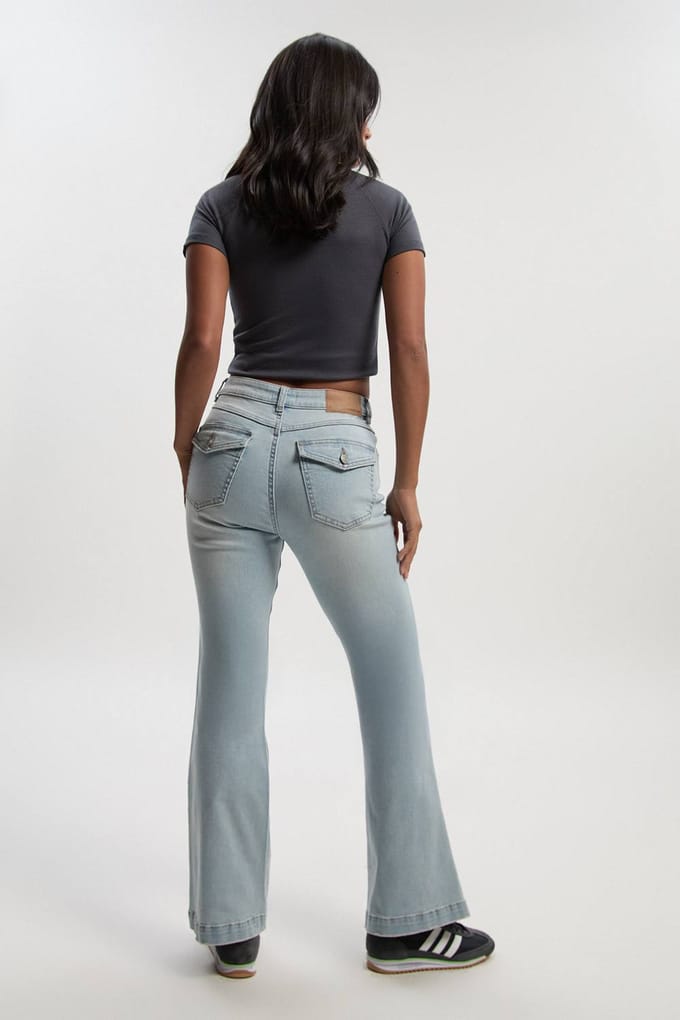 boohoo Dames Petite Mid Rise Y2K Bootcut Jeans | Bleach Wash | Maat: 16
