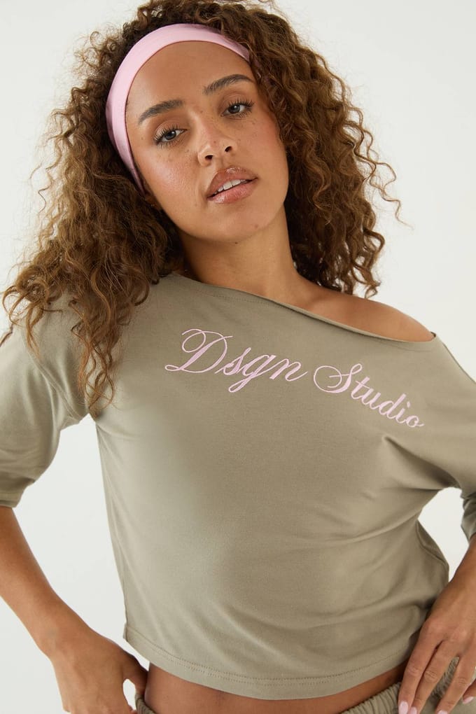 Dames Dsgn Studio Geborduurde Off-shoulder Boxy T-shirt Met Script | Gewassen Kaki | Maat: XS