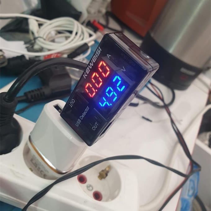 1PCS USB-interface stroom- en spanningstester Opladen Voltmeter Versterker Volt Ampèremeter Detector zwart