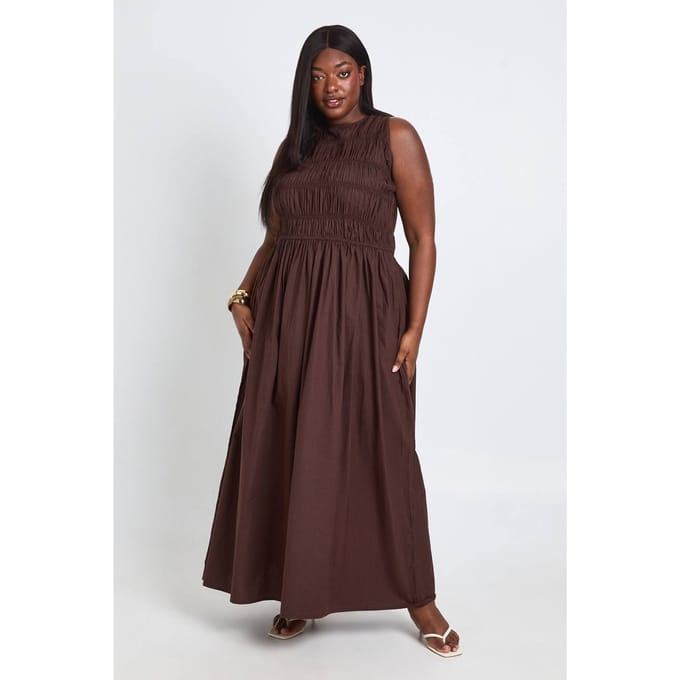 boohoo Dames Plus Katoenen Popeline Gesmockte Maxi Jurk | Chocoladebruin | Maat: 48