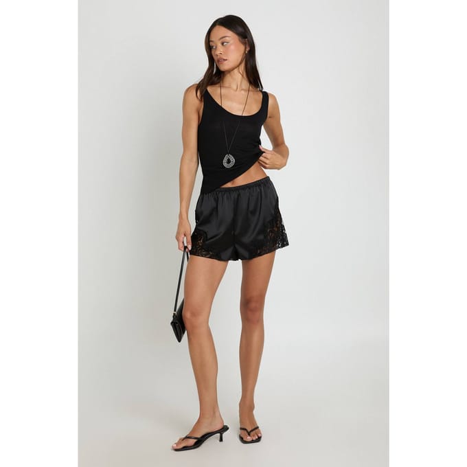 boohoo Dames Hoge Satijnen Runner Short Met Kanten Afwerking | Zwart | Maat: 36