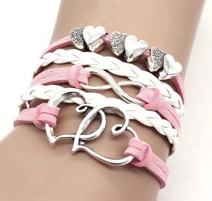 Armbandje 12Getit Roze wit hartjes.