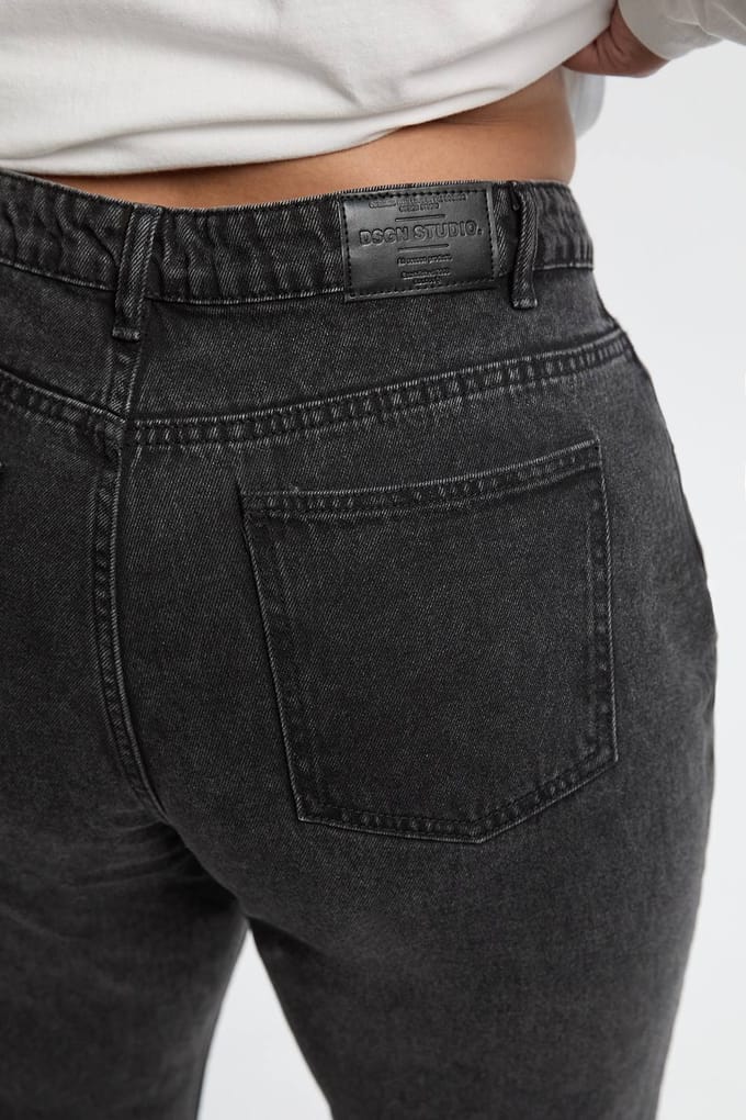 boohoo Dames Plus Basics Hoge Taille Gescheurde Mom Jeans | Washed Black | Maat: 28