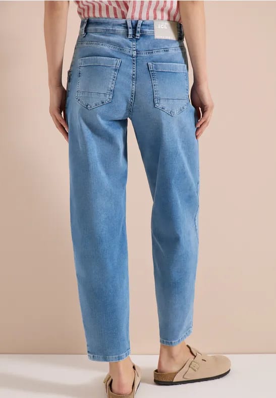 High Waist Barrel Leg Jeans in Loose Fit