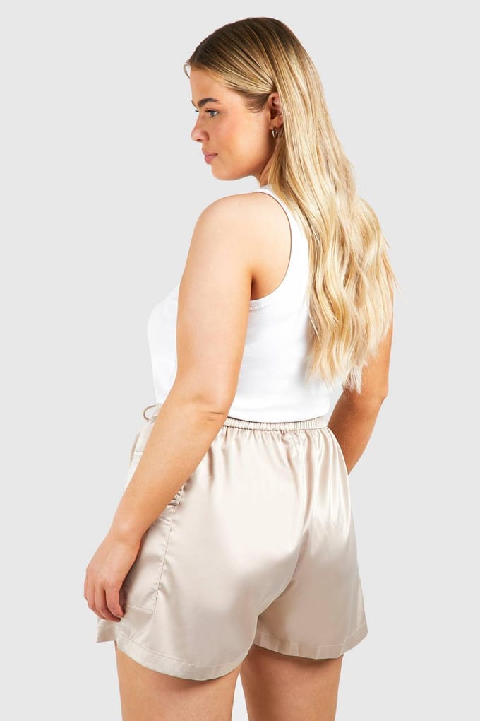 boohoo Dames Plus Satijn Cargo Utility Shorts | Creme | Maat: 56