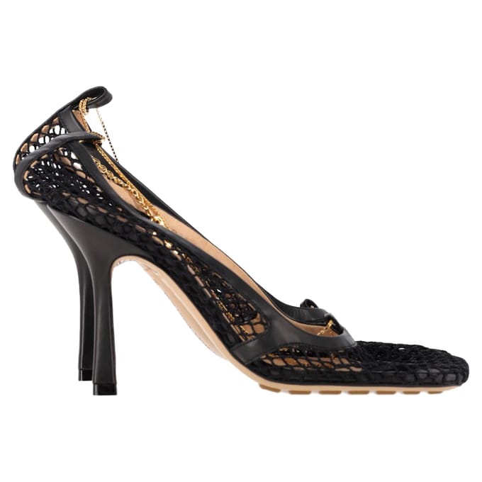 Bottega Veneta Stretch Pumps in Zwart Gaas en Leer