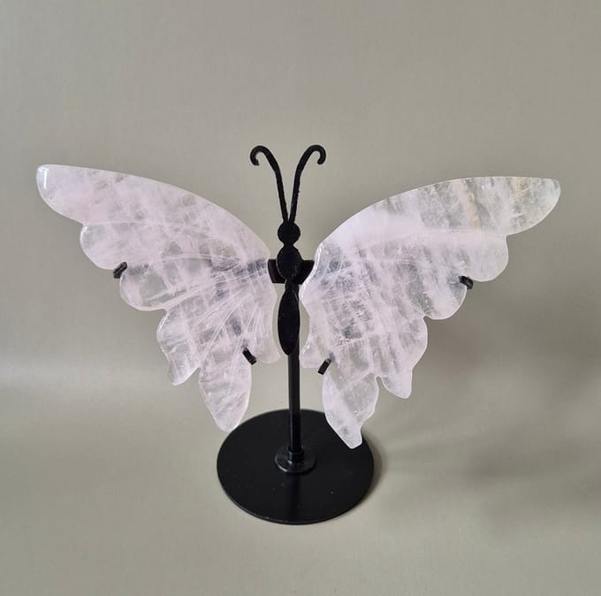 Rozenkwarts Butterfly (vlinder) Crystal Carving met Metalen Standaard