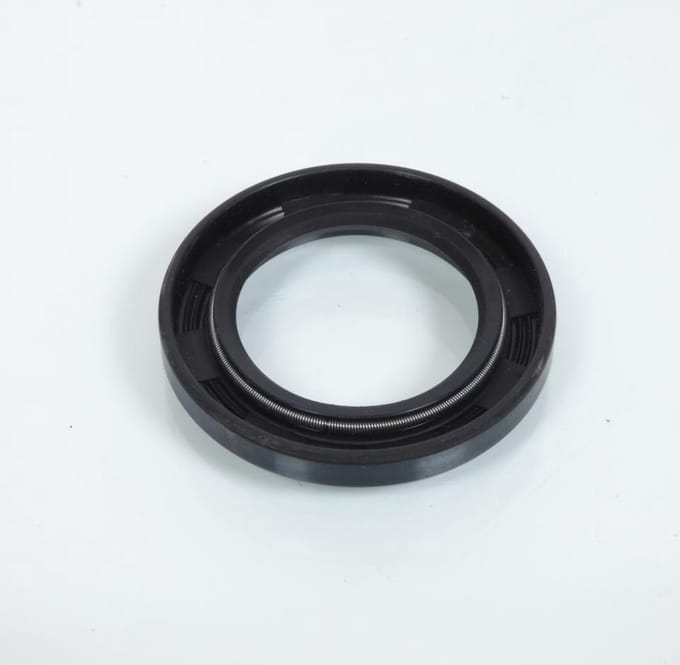 Un joint spi simple lèvre 30x47x6mm pour scooter Piaggio Vespa PX d'axe roue arrière