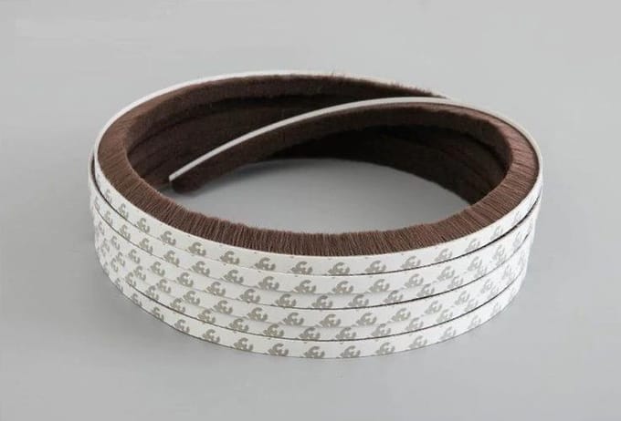 Universele Tochtstrip - Zelfklevende Deurstrip - Waterdicht en windbestendig - Tochtwering - 9mm X 5mm - 3 Meter - Bruin
