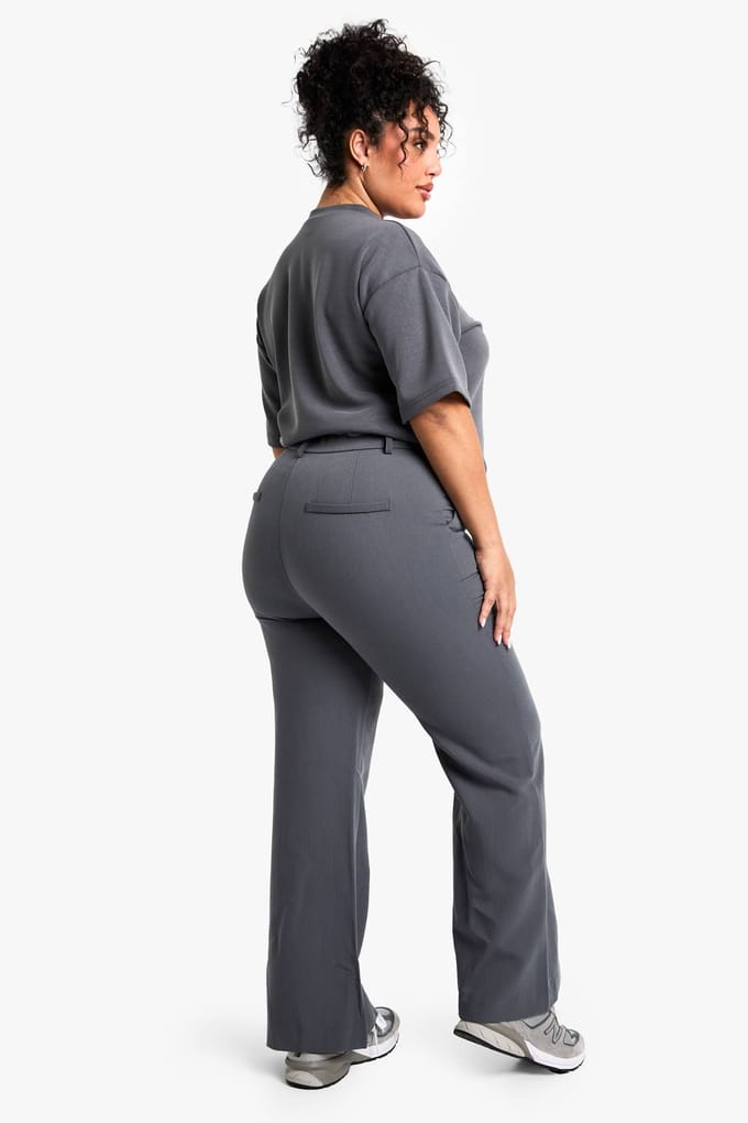 Dames BOOHOO BASICS PLUS FLARE LEG TAILORED TROUSER | Houtskool | Maat: 54