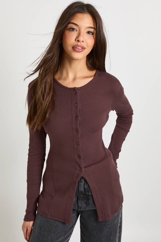 boohoo Dames Geribbelde longline top met drukknoop aan de voorkant | Chocoladebruin | Maat: 40