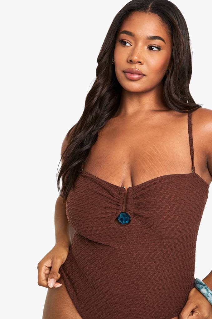boohoo Dames Plus Crinkle Gem Trim Bandeau Badpak | Chocoladebruin | Maat: 52