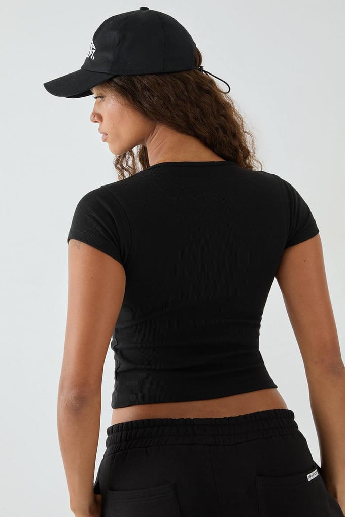 Dames DSGN Studio Square Script Geborduurd Geribbeld Aansluitend Doorknoop Top | Zwart | Maat: Medium
