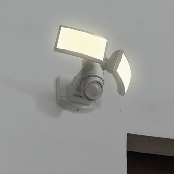 LUTEC Arc - LED wandlamp voor buiten met sensor - PIR bewegingssensor - Dag/nacht sensor - 1200Lm krachtige schijnwerper - 5000K helder licht - IP54 extra weerbestendig - Wit