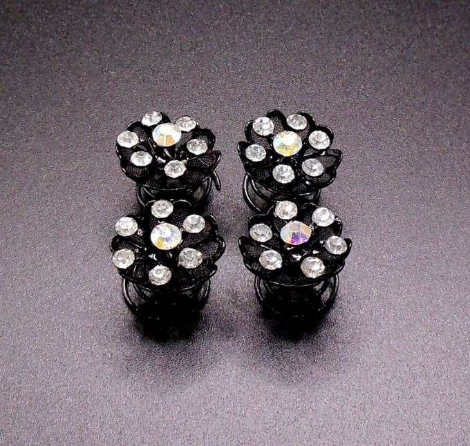 Curlies bloem zwart met 7 strass punten