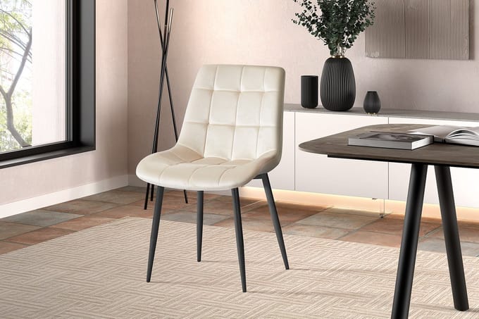 Eetkamerstoel Juta Beige – Fluweel – Zwarte Metalen Poten – Per Stuk