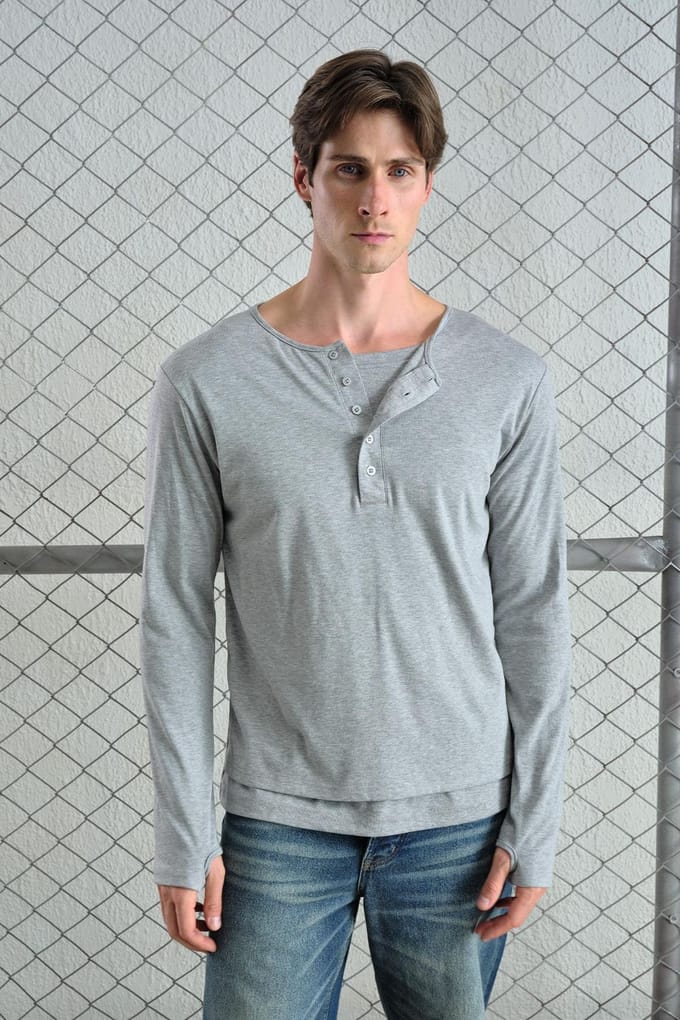 Langemanige T-shirt met knoopkraag en comfortabele pasvorm