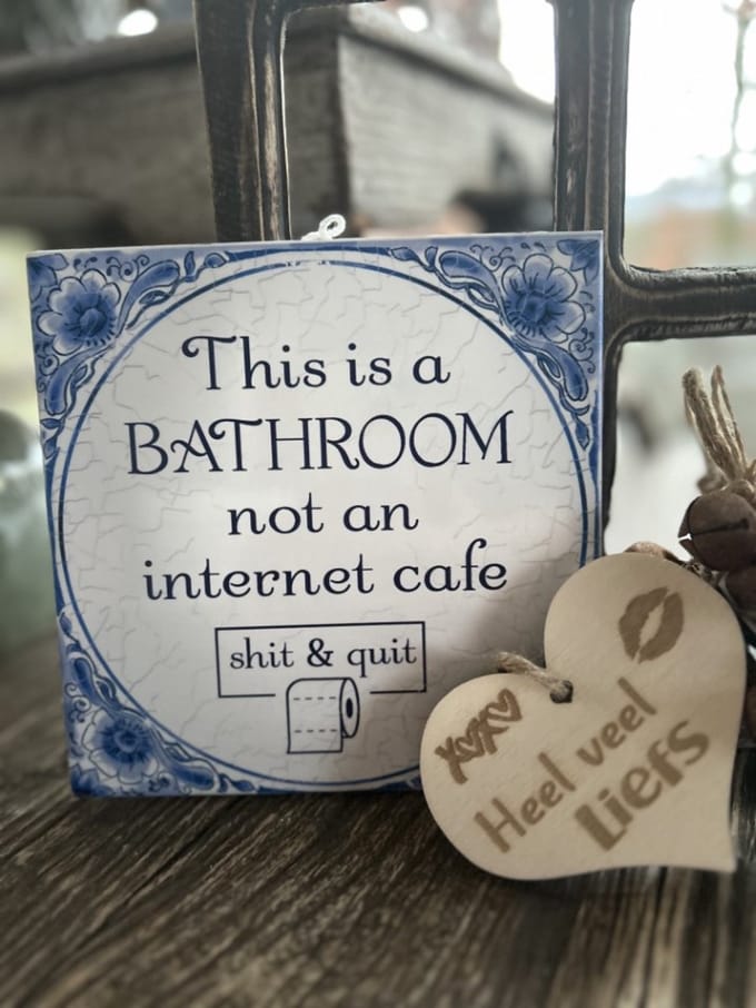 Creaties van Hier - Tegeltje Bathroom met houten hartje - 15 cm – Keramiek