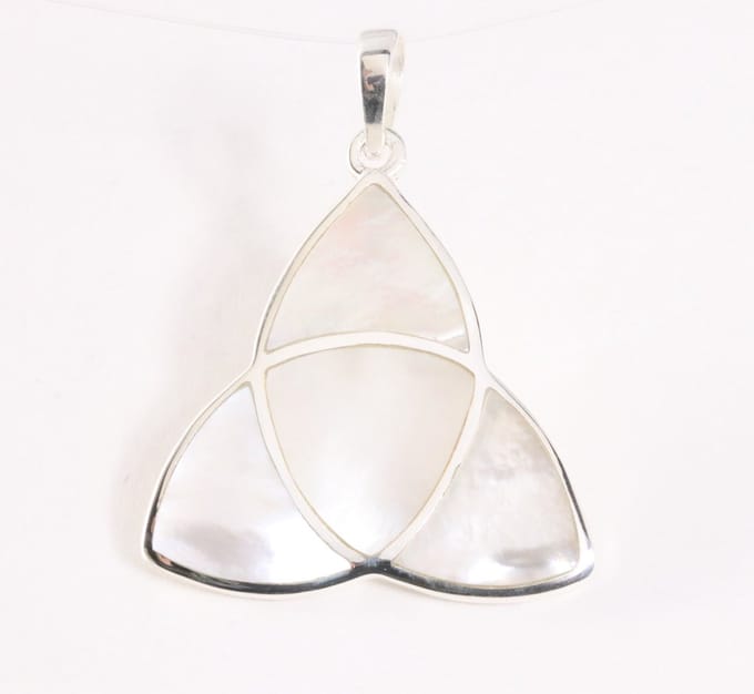 Zilveren triquetra hanger met parelmoer
