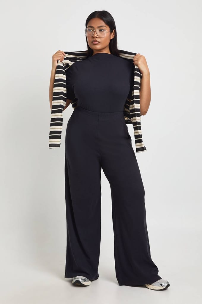 boohoo Dames Plus Ultra Zachte Aangegroeid Hals Korte Mouw Bodysuit | Black | Maat: 18
