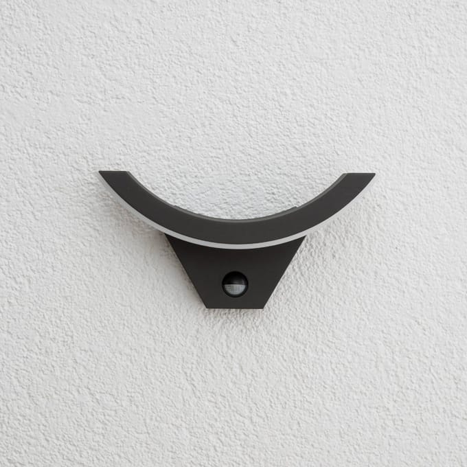 Lucande LED buiten wandlamp Half, sensor, antraciet, IP54