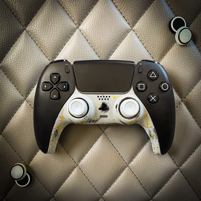 Afslag11 . Custom controller behuizing faceplate - geschikt voor de Playstation 5 controller - 'Bad Karma'