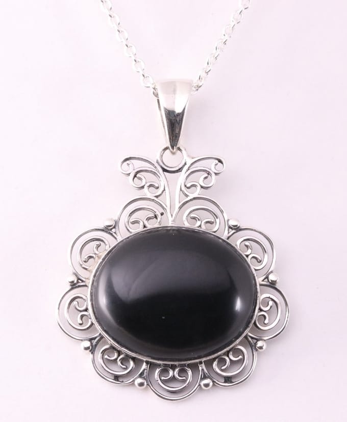Grote opengewerkte zilveren hanger met onyx aan ketting