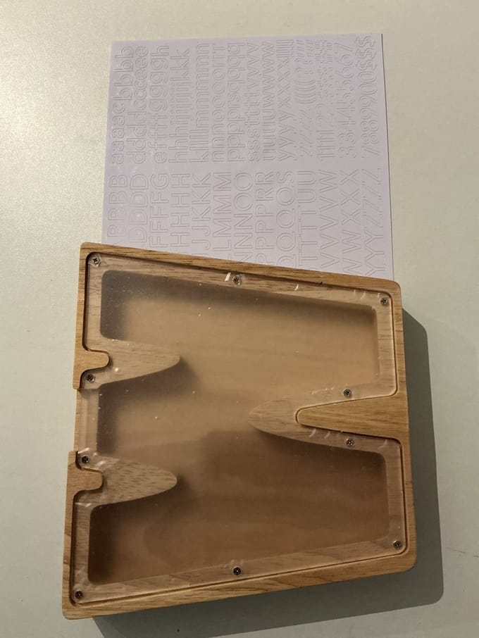 SPAARPOT HOUT LETTER W
