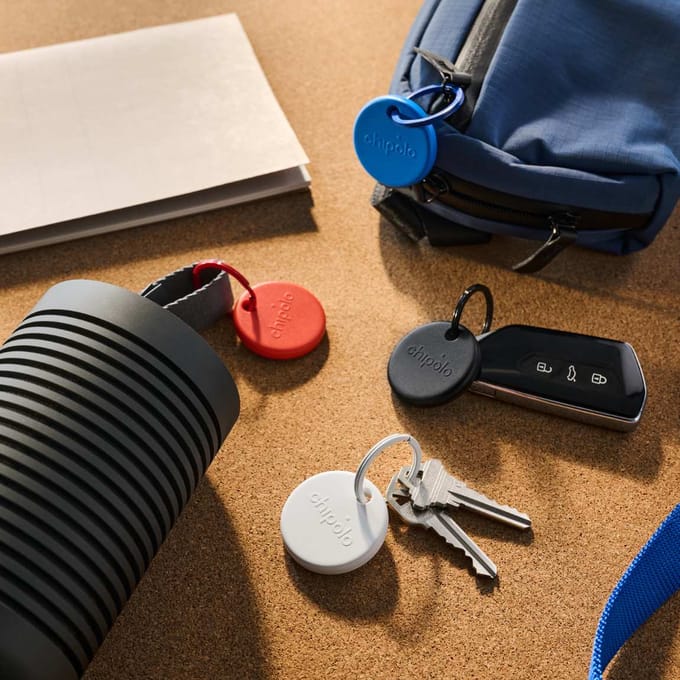 Chipolo POP - Bluetooth Tracker & KeyFinder - Werkt met Apple Find My & Android Find My Device - Tracker Apple iPhone & Android - 120 dB - Zwart & Wit & Rood & Blauw - 4 Pack