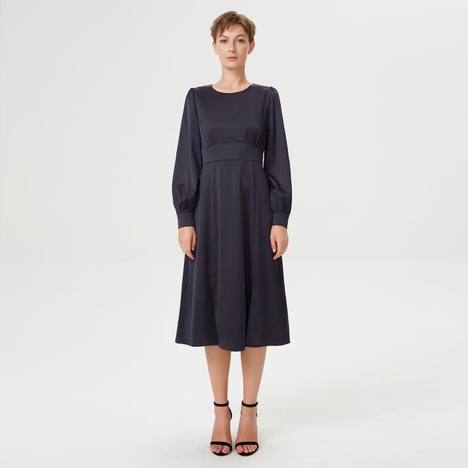 Aangepaste en wijd uitlopende vloeibare blouse -jurk