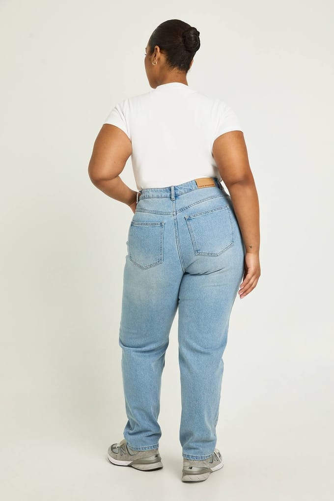 boohoo Dames De Plus Hoge Taille Mom Jeans | Medium Blauw | Maat: 22/30L