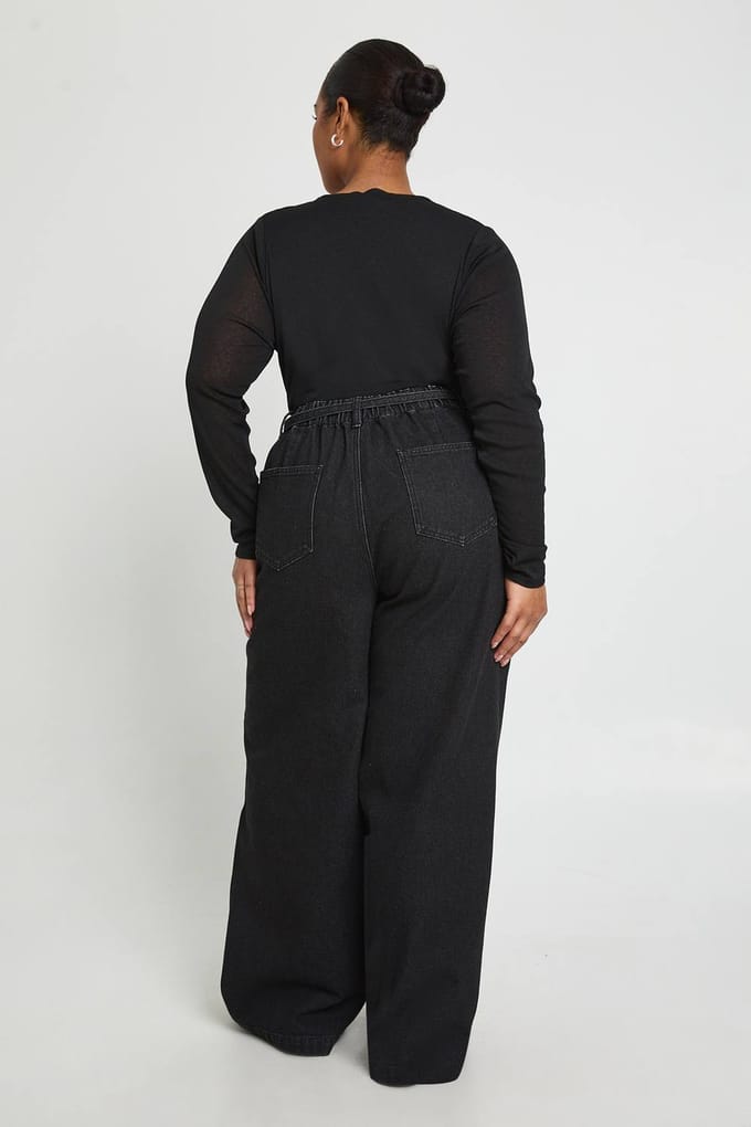 boohoo Dames Plus Elastische Achterstrik Wijde Pijpen Spijkerbroek | Washed Black | Maat: 50