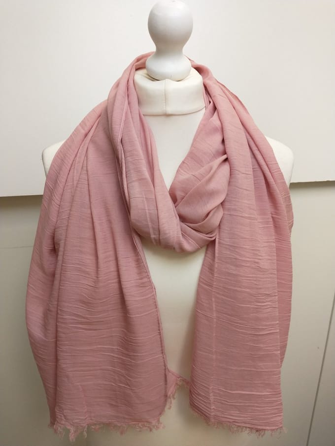 Lange dames sjaal Arina-effen gekreukt roze