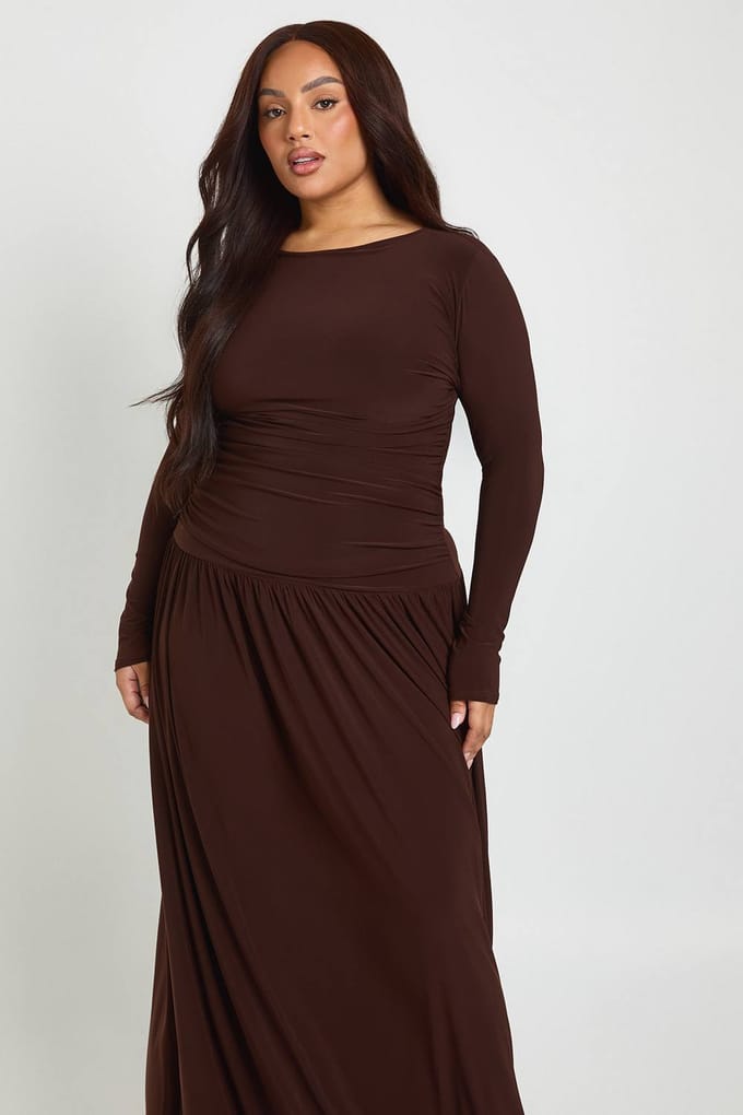 boohoo Dames Plus Soft Gerimpelde Lange Mouw Maxi Jurk | Chocoladebruin | Maat: 48