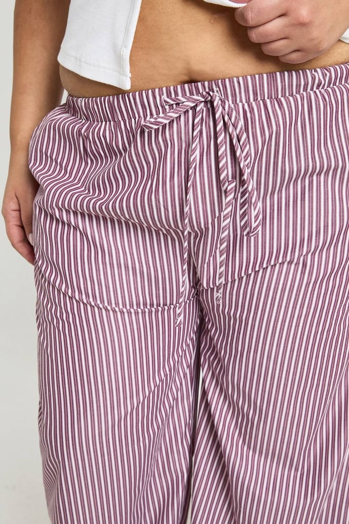 boohoo Dames Plus Geweven Gestreepte Broek met Elastische Taille en Wijde Pijpen | Wijn | Maat: 48