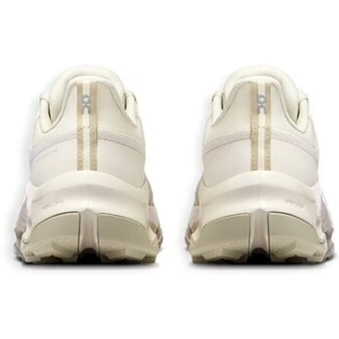 On cloudhorizon 2 waterproof in de kleur ecru.