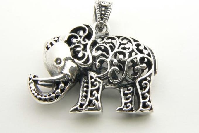 Opengewerkte zilveren olifant hanger