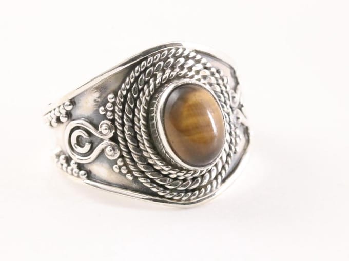 Bewerkte zilveren ring met tijgeroog - maat 17
