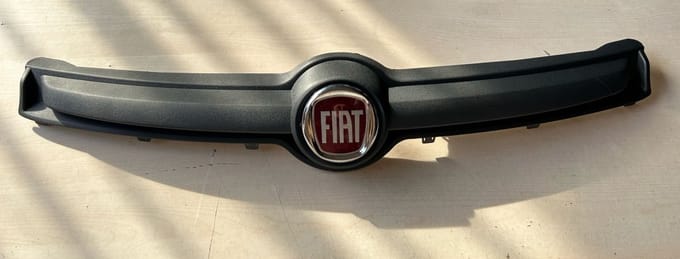Bovenste grille voor FIAT PANDA III sinds 2012, MET logo