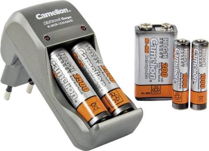 Camelion Reislader voor 2 x AA/AAA of 1x 9V, opvouwbare plug