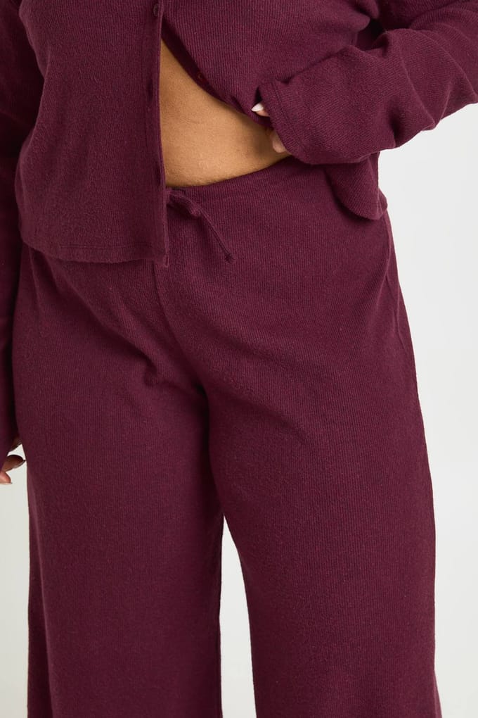 boohoo Dames Plus geribbelde wijde pijpbroek | Bordeaux Rood | Maat: 46